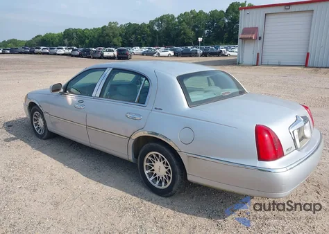 2002 Lincoln Town Car Signature z USA, uszkodzony, nr VIN 1LNHM82W92Y644152